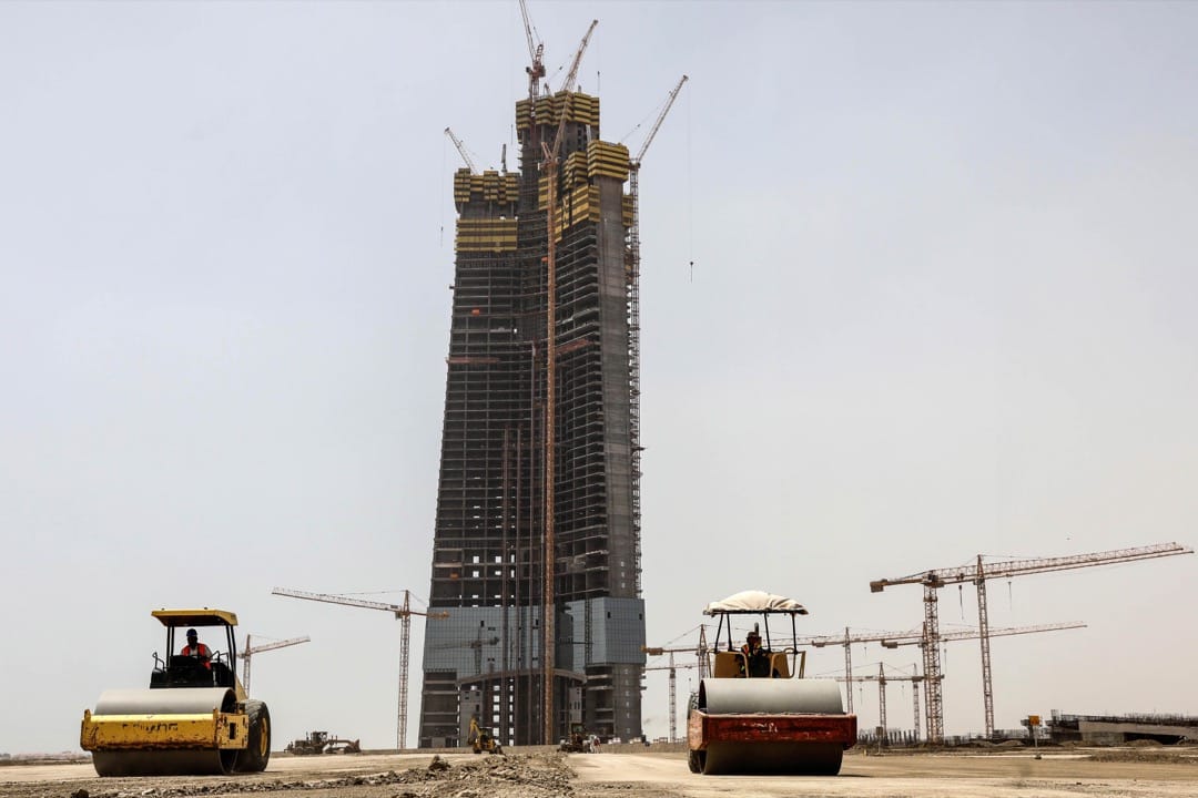 沙特阿拉伯吉达塔,楼高1,008米、共252层,预计于2019年落成。用上8万吨钢材建造,完工后将会是世界上最高的摩天大厦。但此名衔有可能很快便被预计于2020年落成的杜拜河港塔所取代。