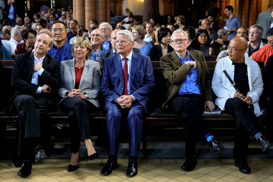 德國前總統高克(中),美國作家張彥, 詩人廖亦武出席柏林客西馬尼教堂的追思會。
