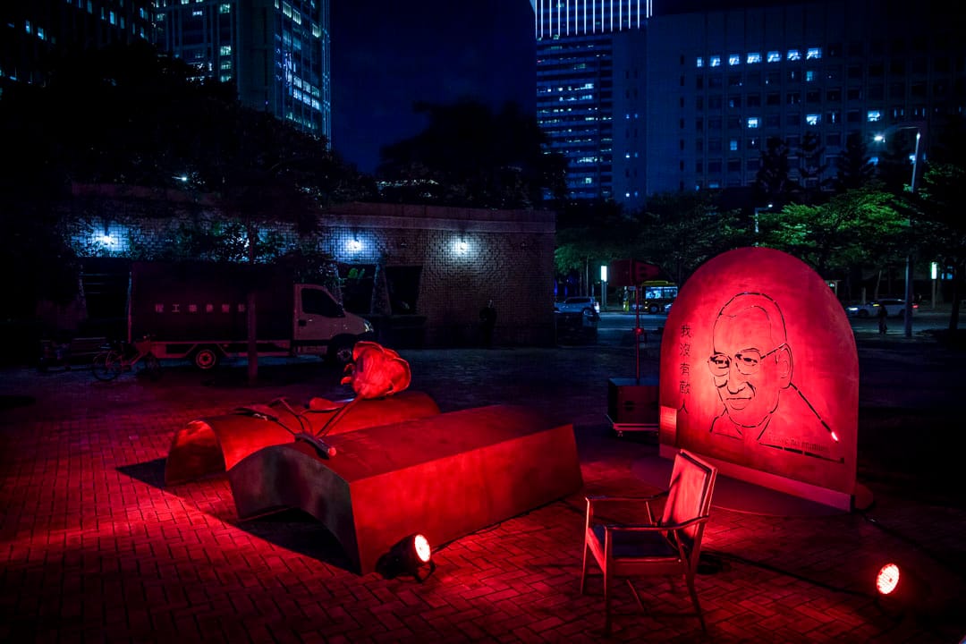 吾爾開希創辦的「劉曉波之友」,在台北市政府外的市民廣場公園,豎立一尊寫有劉曉波對世界的理想和期待的紀念雕塑。