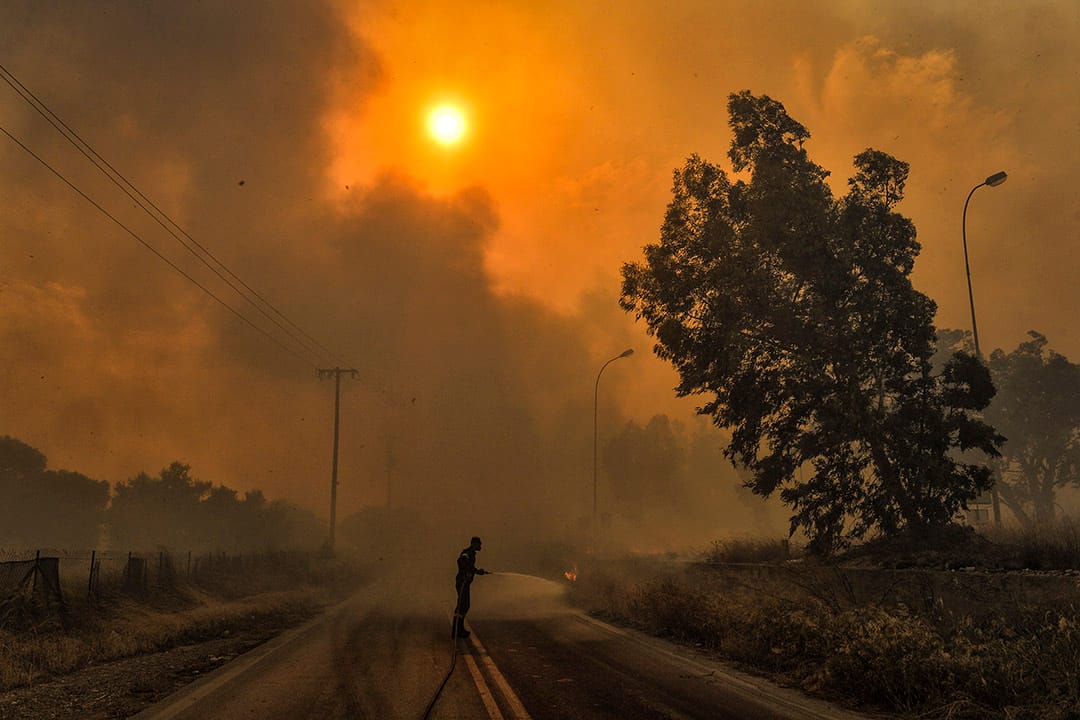 2018年7月23日,希腊首都雅典,附近的沿海乡村基内塔(Kineta)发生山火,由于炎热和干燥的天气,加上强烈阵风,火势迅速蔓延,造成至少50人死亡,受伤过百,当地已派出逾600名消防员灌救。