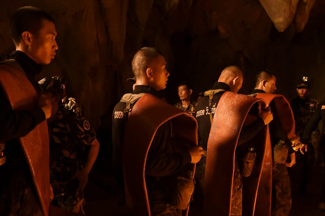 6月27日，泰国军队士兵把软管带进洞穴内，预备抽走部分山洞内的积水。