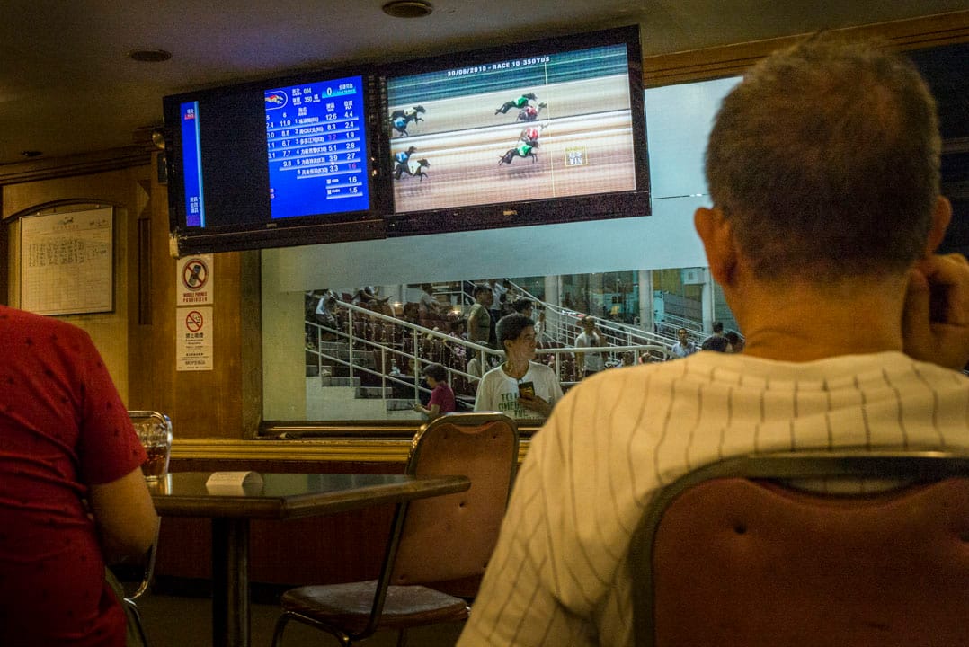 每场赛事完结后,屏幕上都会有赛事重温及冲线的截图播放。