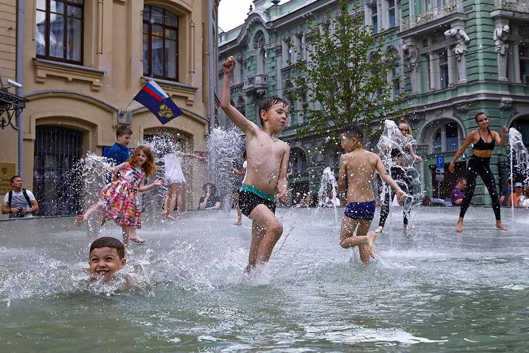 2018年6月30日,小朋友们在俄罗斯莫斯科市中心的一个喷泉玩耍。