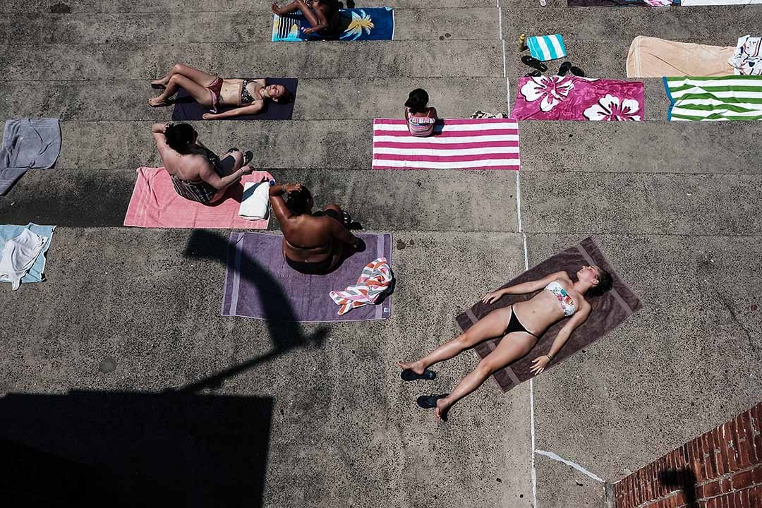 2018年7月2日,美国纽约,当地市民到皇后区阿斯托里亚公园,纽约市最大的室外公共泳池游泳晒太阳。