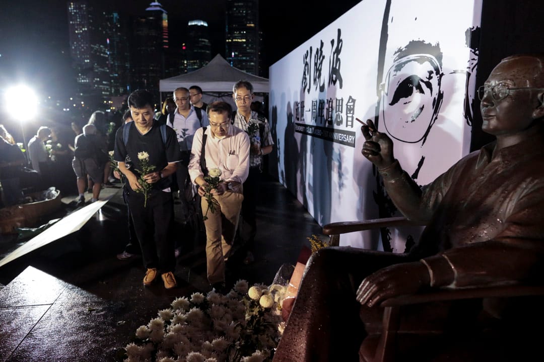 劉曉波逝世一週年追思會上的最後環節,參與者逐一上台向劉曉波的銅像獻花致意。