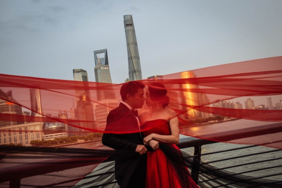 上海中心大厦,楼高632米、共128层,于2016年完工,是目前中国第一高楼,也是世界第二高摩天大楼,仅次于杜拜哈里法塔。图为一对新人在位于浦东的大楼对岸拍摄婚纱照。