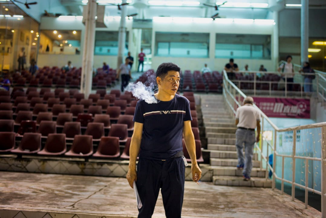 逸园赛狗场于80年代始渐趋式微,平常的比赛日,看台观众不多。