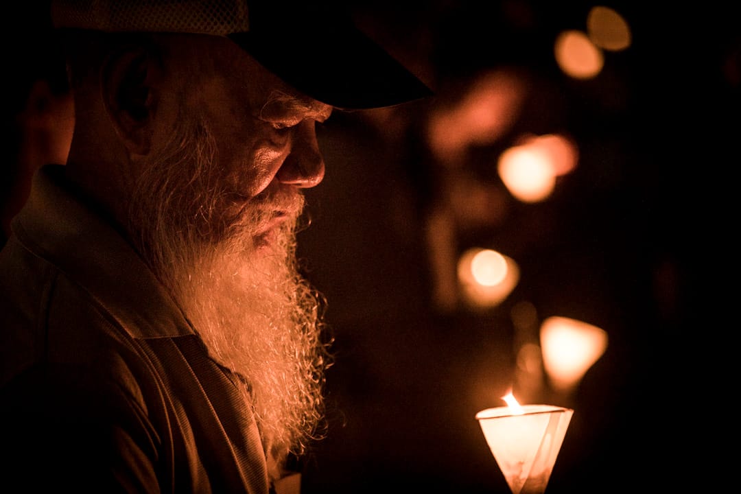 出席市民手持燭光為劉曉波默哀。