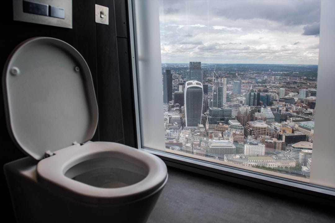 伦敦碎片大厦,楼高309.6米、共95层,于2012年竣工。大楼取名自大厦的外型,像玻璃碎片(Shard)。虽然高度远不及其他摩天大厦,但已经是西欧最高的建筑物。图为观景楼层的厕所的景观。