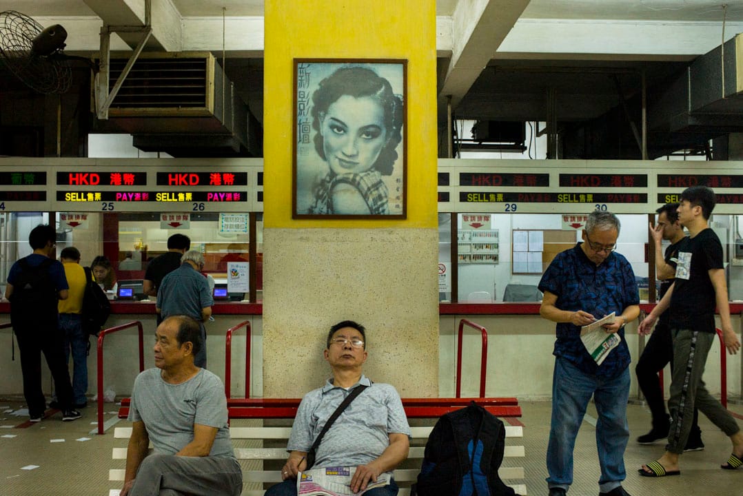 赛狗场内的投注区,怀旧的海报和发黄的墙,还有不再运作的柜台。