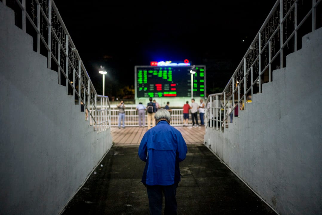逸园赛狗场内的赛狗迷,有不少中年男士或长者,年青人只有寥寥数人。