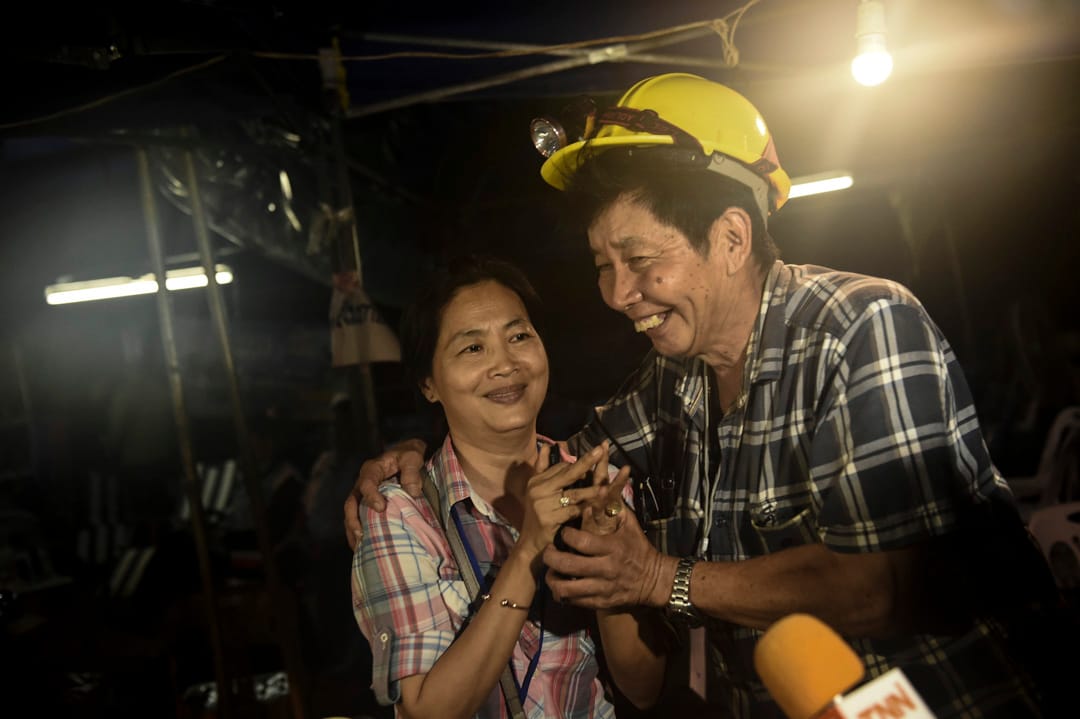 7月2日，家属听到失踪山洞的少年全部生还的消息后，脸上终于能露出半点笑容。