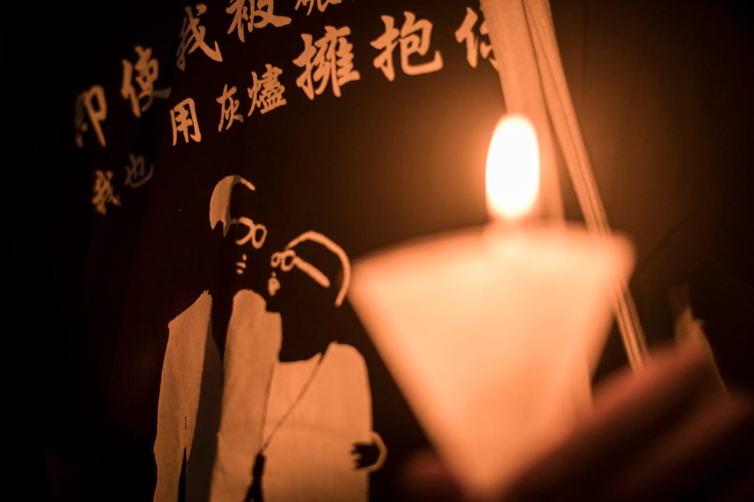 現場有市民穿上印有劉曉波及妻子劉霞的T-shirt,手持燭光悼念。