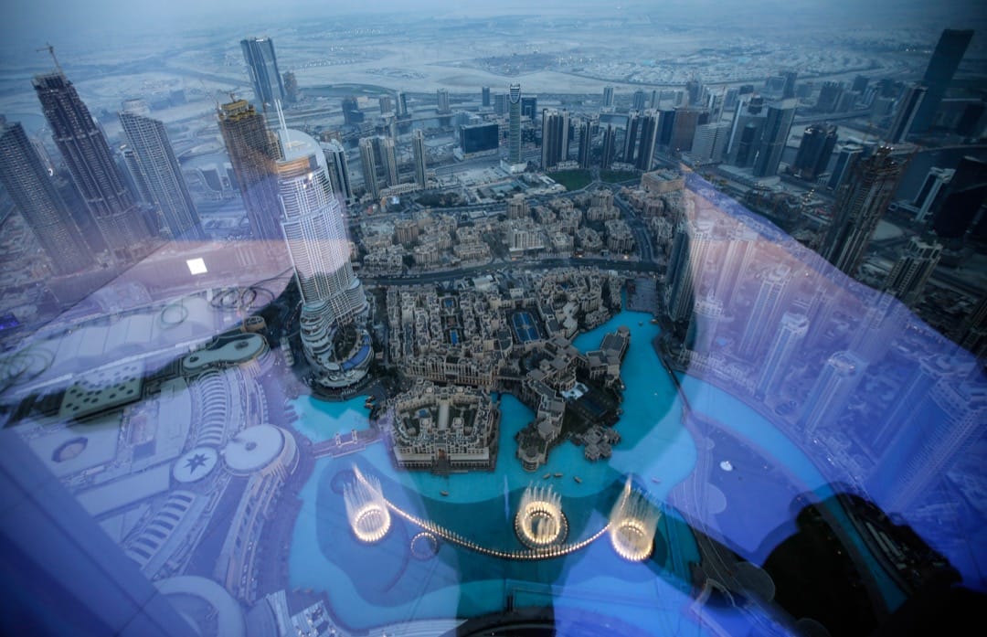 杜拜哈里发塔,楼高828米、共163层,于2010年完工,是目前全球最高的摩天大厦。图为哈里发塔112楼的景观,俯瞰全球最大型的音乐喷泉。
