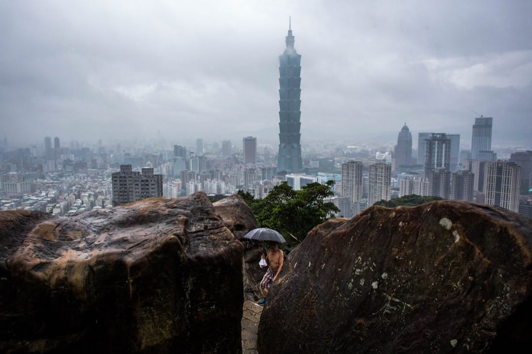 台北101,楼高509米、共106层(101层对外开放),于2004年除夕竣工,并在建成后至2010年1月4日拥有世界第一高楼的纪录。目前还是全台湾最高及唯一超过100层楼的建筑物。