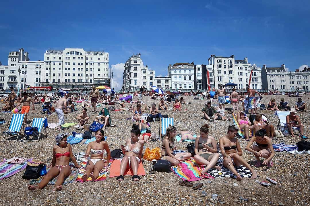 2018年7月7日,英国沿岸城镇布莱顿,当地居民到沙滩享受日光浴。