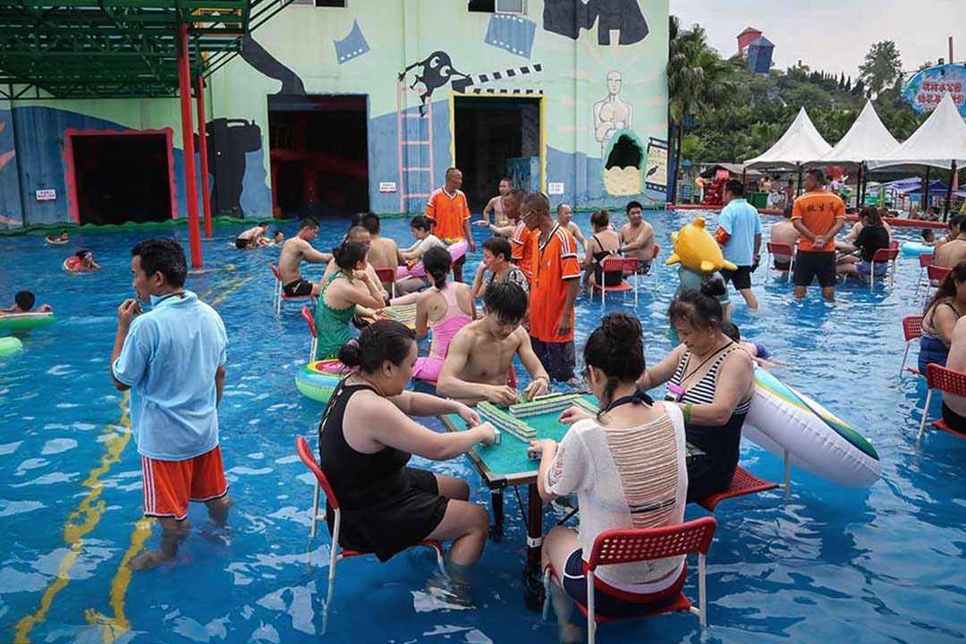 2018年6月30日,中国重庆市,市民到当地泳池参加由泳池举办的麻雀大赛,趁机在炎热的天气降温。