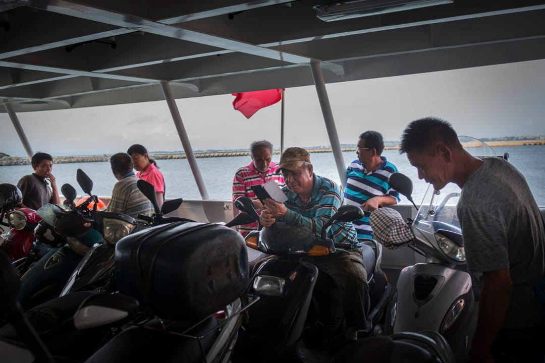 连接金门与小金门的渡轮上，骑电单车的居民正等候靠岸。