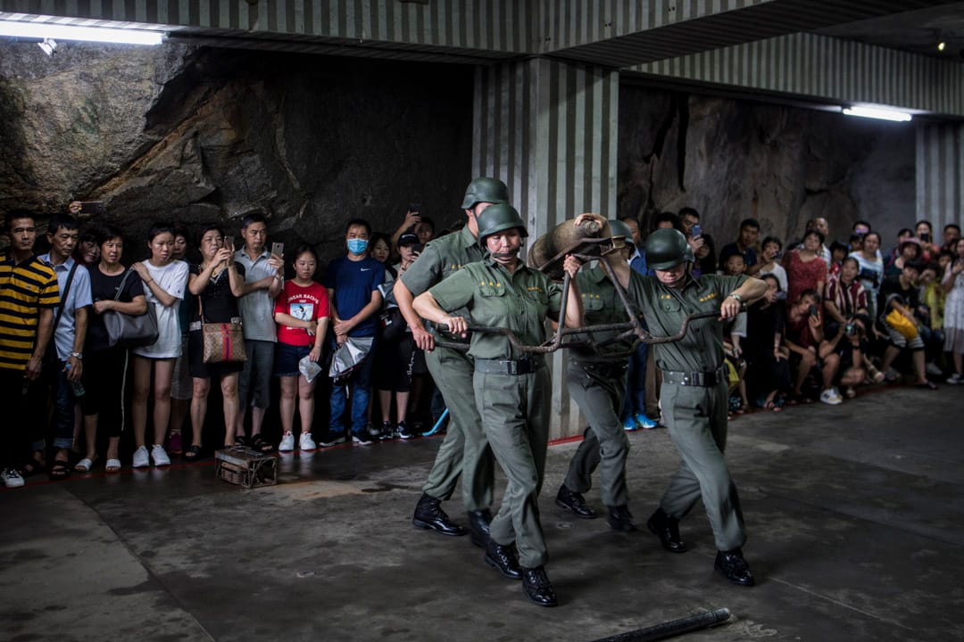 金门东北面的狮山砲阵地，工作人员正在表演上砲弹。