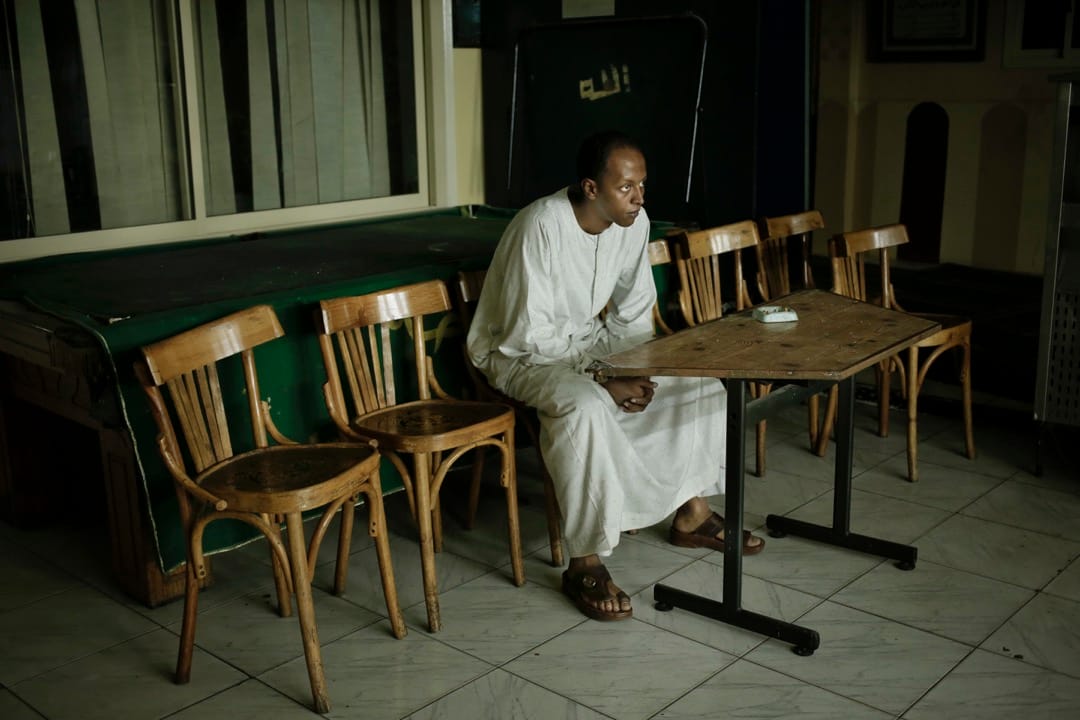 努比亞抗爭者Waleed Toka坐在「努比亞總部」裏。