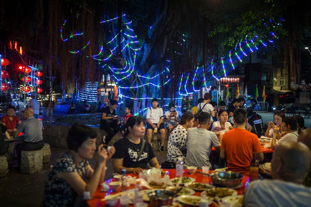 2018年8月22日，金门金城镇的海鲜大排档坐满居民和旅客。