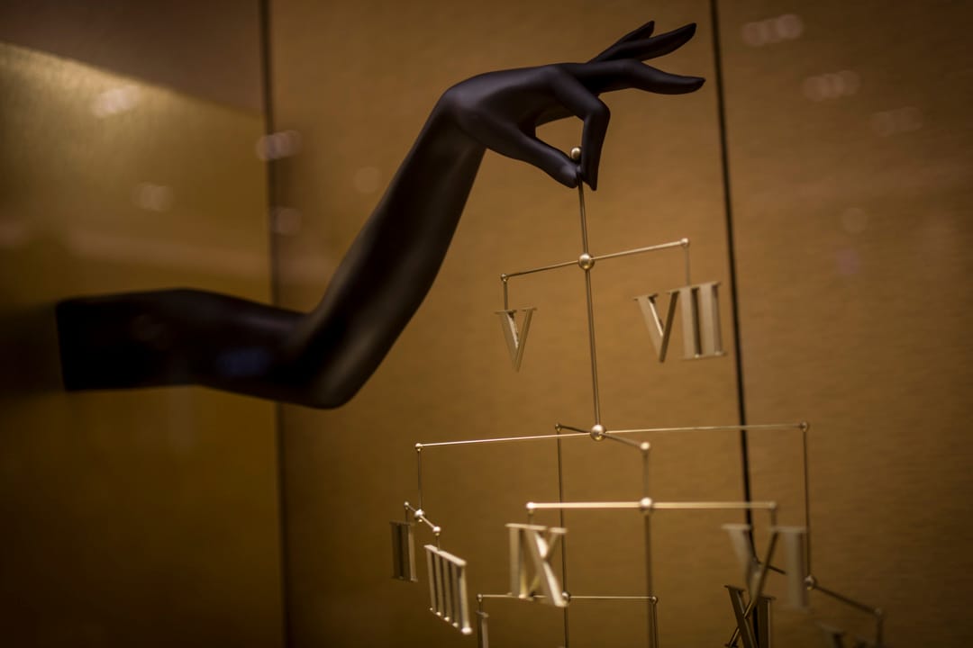 金湖广场内名店的橱窗。“小三通”后，不少中国旅行团来金门购物，吸引大型商场于小城开业。