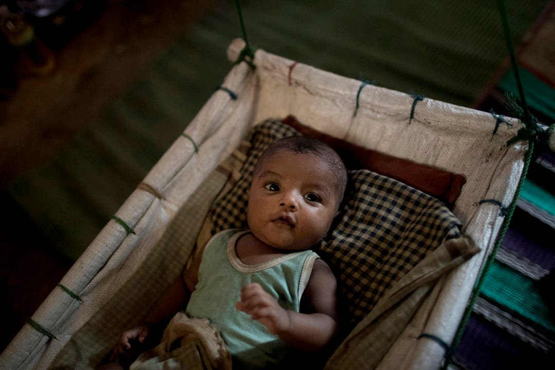 “M”的孩子刚从睡梦中醒来。