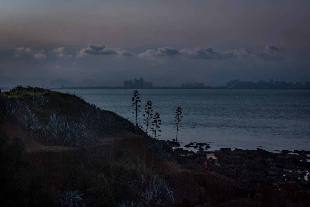 金门北山断崖能远眺厦门，那𥚃的播音墙，仍放著邓丽君的歌。