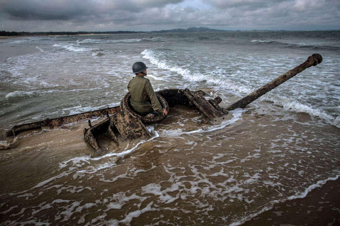 八二三砲战六十周年之际，有摄影师带著模特儿到金门海边的战时遗迹上进行艺术创作。
