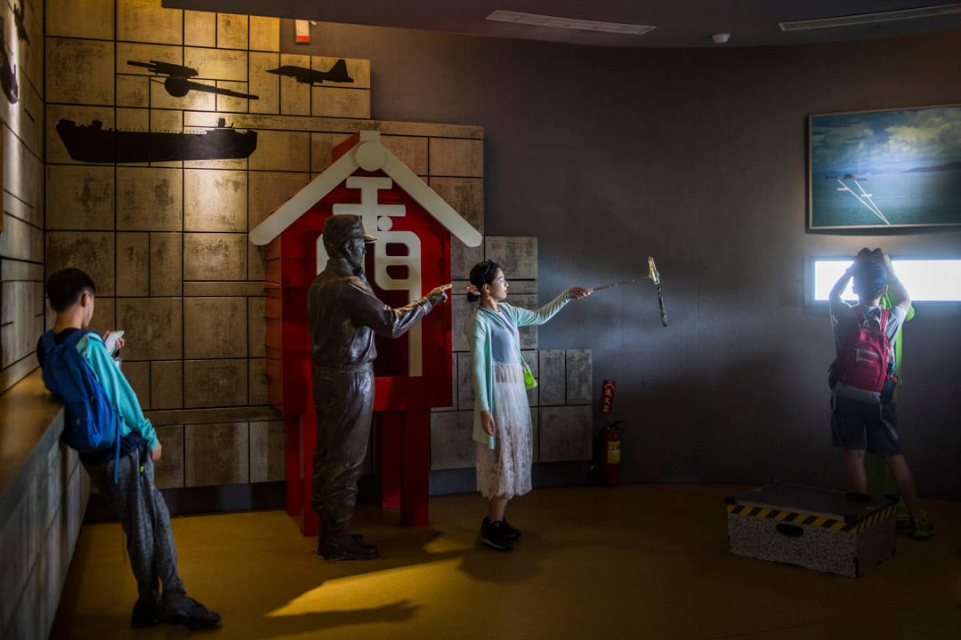 小金门头井湖战史馆内旅客在自拍。