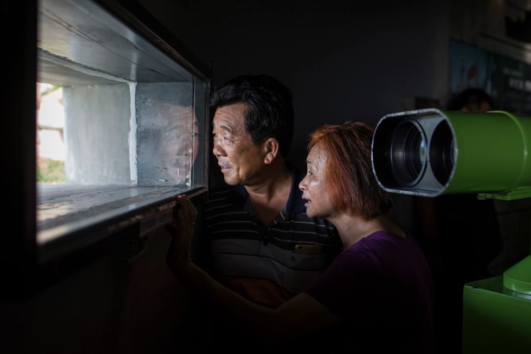 小金门头井湖战史馆内有高倍望远镜，游人可远看中国厦门市。