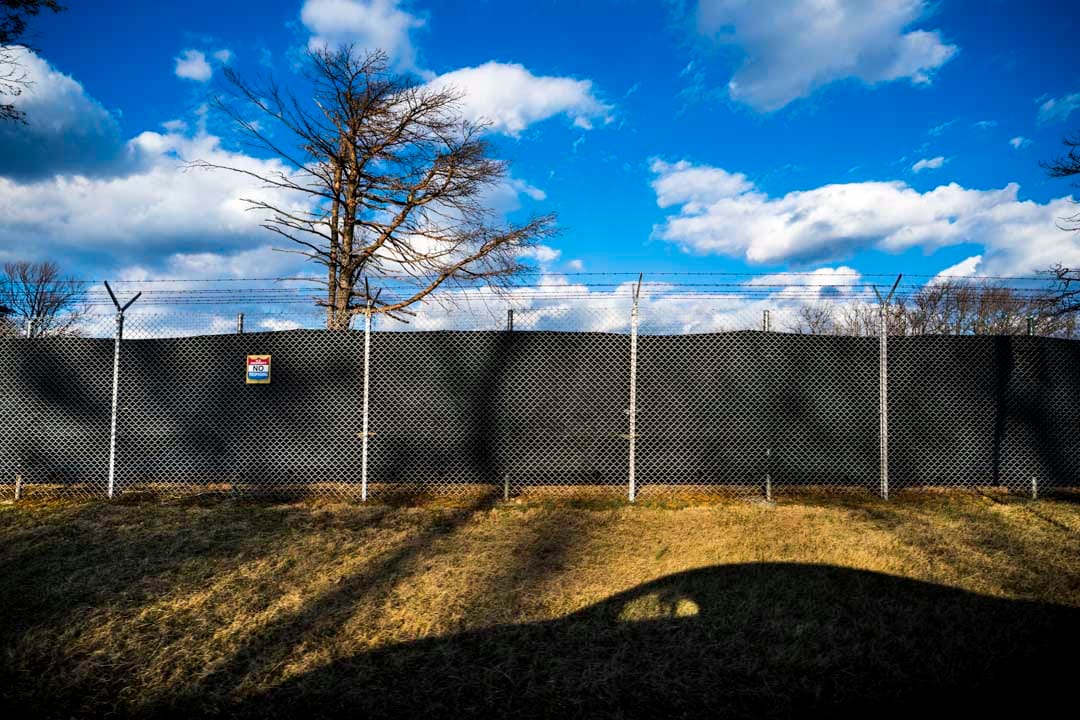 2018年3月16日，美国弗吉尼亚州，气象山防空洞位于美国白宫以西60英里的位置。气象山堡垒从修建之初便设立了“免死人员名单”，包括6500名官员被授予避难的特权，以遭遇重大袭击的时候，从这里逃生的官员可以帮助重建美国。世人对于气象山堡垒一无所知，截止目前也从未有记者走进该地堡的内部，1974年，环球航空一架载有92人的飞机在气象山坠毁，这个秘密堡垒才被人发现。 