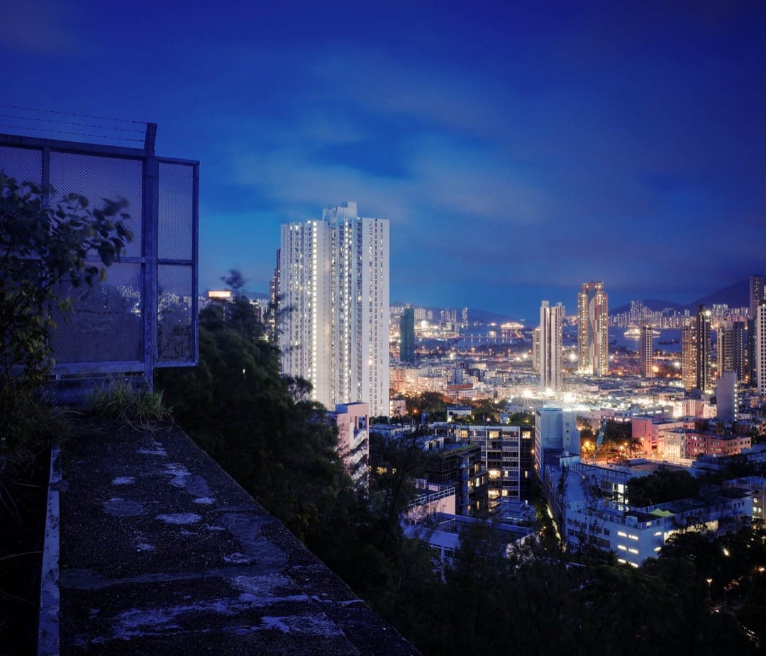 从格仔山望向启德跑道,景观早已被九龙城的牙签楼遮掩得七七八八。虽然格仔山已经荒废甚久,但仍有年轻情侣到来谈情。