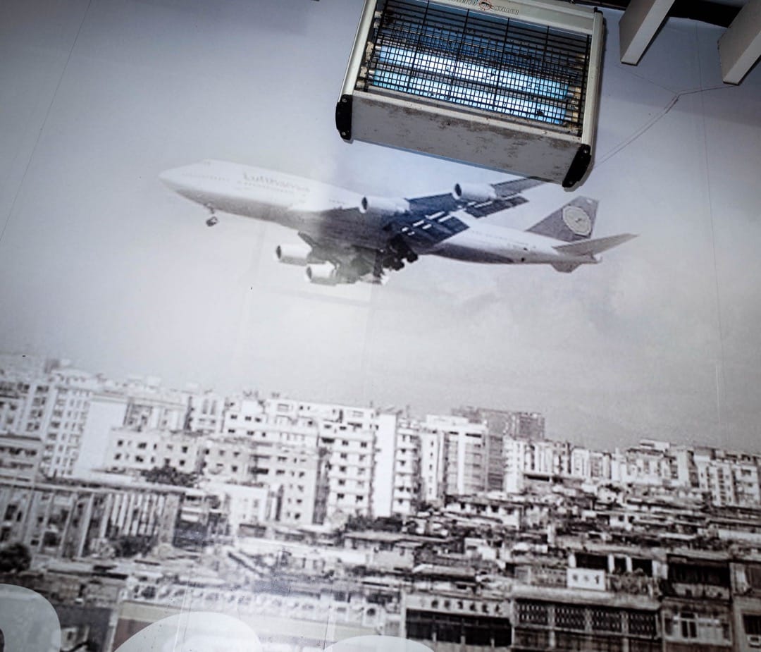 昔日九龙城居民抬头便能看到一架一架飞机经过,现时的九龙城因没有楼宇高度限制而摇身一变成一栋一栋牙签楼。