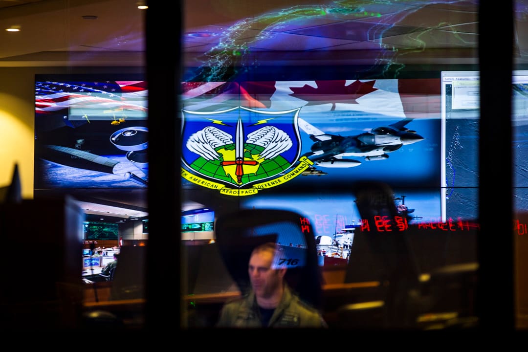 2018年5月10日，美国科罗拉多州，夏延山里藏著一个北美防空联合司令部的后备指挥中心——夏延山军事基地。建在离夏延山顶610米的地底，这里被喻为是世界上防备最森严的军事基地。迷宫般的指挥中心能承受一个三千万吨级核弹头的威力，抵挡电磁脉冲、生化武器以及放射性攻击。目前，夏延山军事基地共有300多名员工，负责北美的航空航天控制，包括侦测外来航机或导弹袭击。