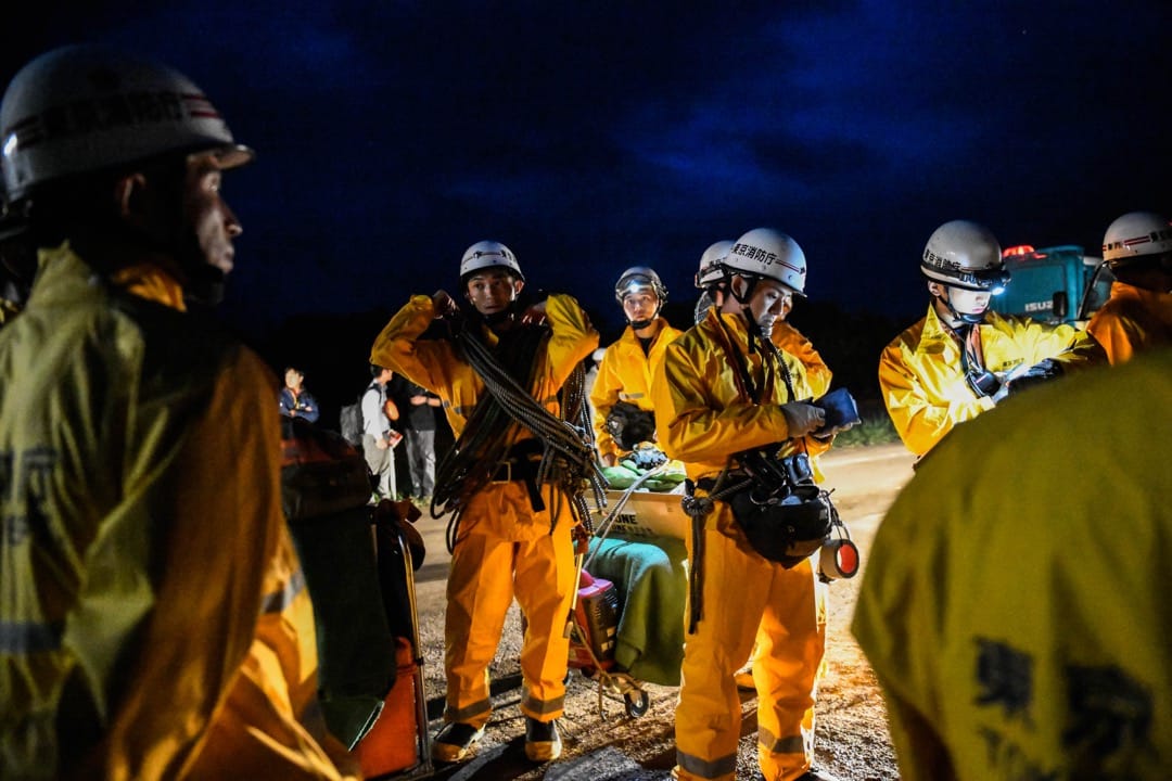 2018年9月7日，日本北海道厚真町，地震引發山泥傾瀉，導致多間房屋倒塌壓毀，搜救人員在晚上準備到瓦礫中搜救倖存者。 
