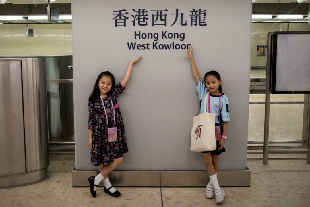 兩位乘客乘搭由福田開往西九龍的高鐵,準時抵達後在月台拍照留念。