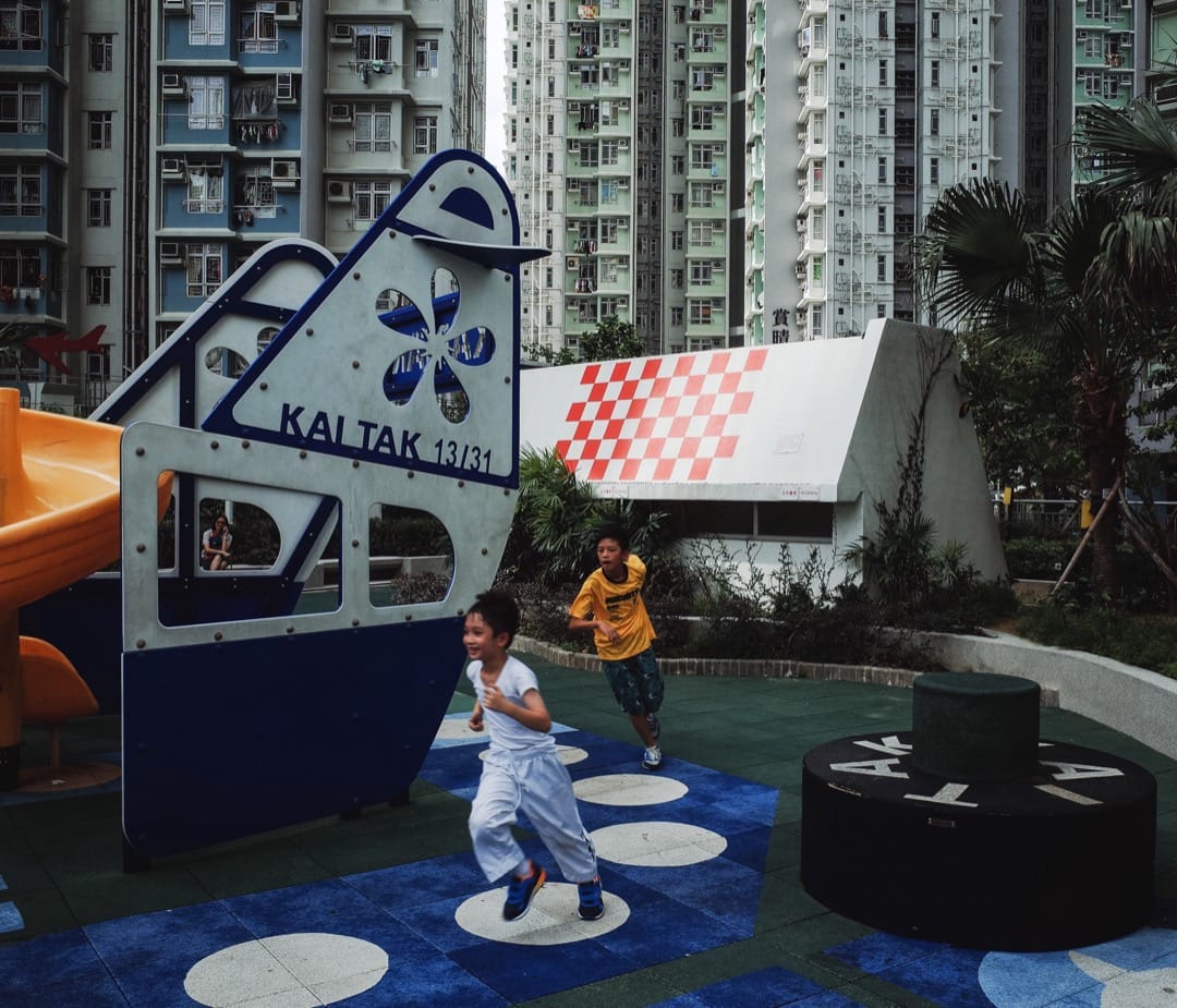 2006年,规划署落实《启德发展计画》发展大纲,计画在启德发展区兴建两条公共屋村。公共屋村定名为启晴村及德朗村,各以「启」及「德」来命名。村内儿童游乐场的游乐设施及楼梯亦以启德机场为主题。