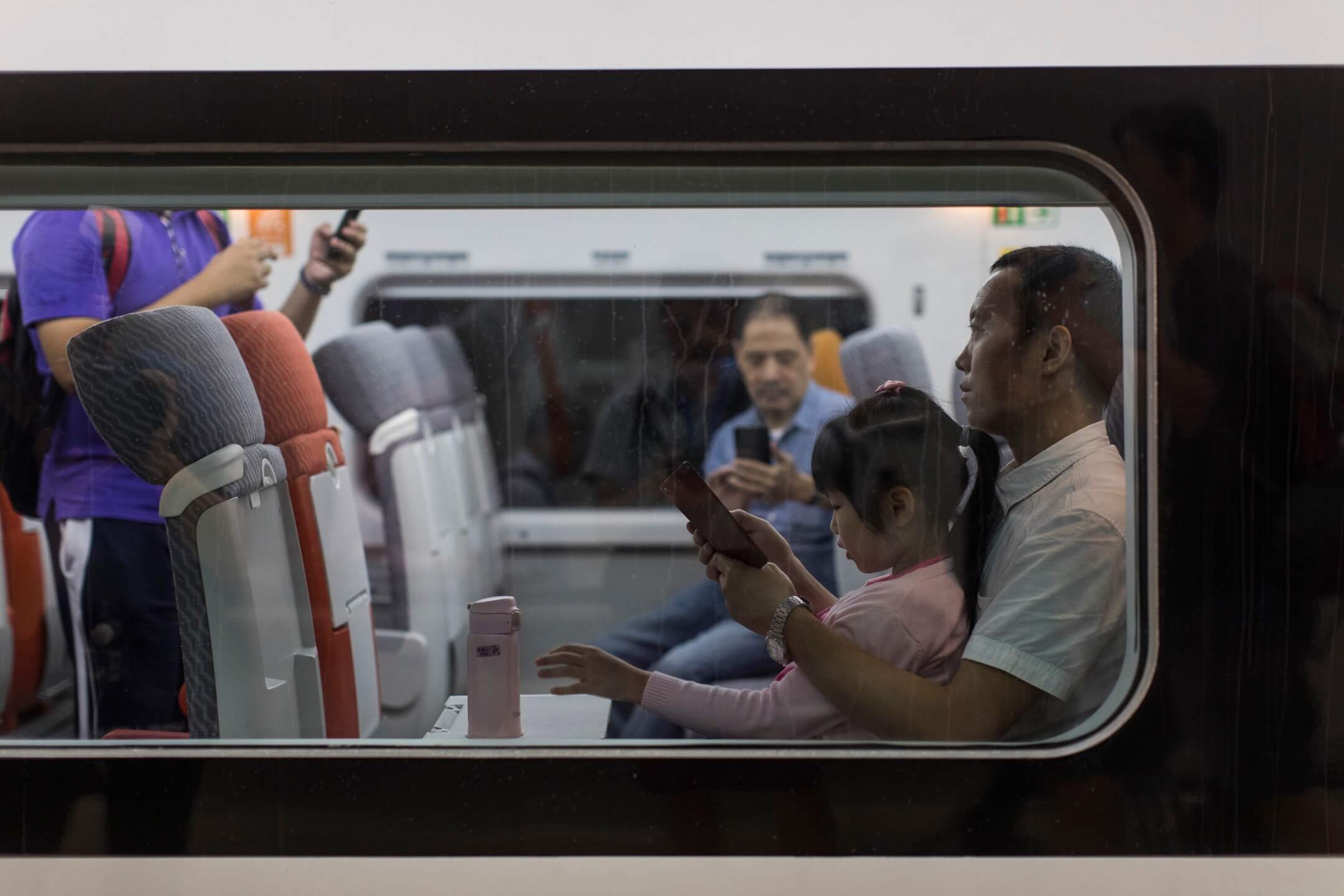 高鐵香港段,首班由香港西九龍站開往內地深圳北站的列車。