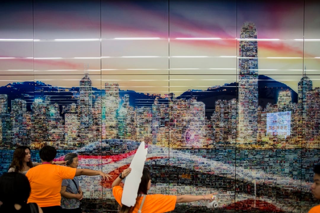 香港西九龍高鐵站內的一道裝飾牆。