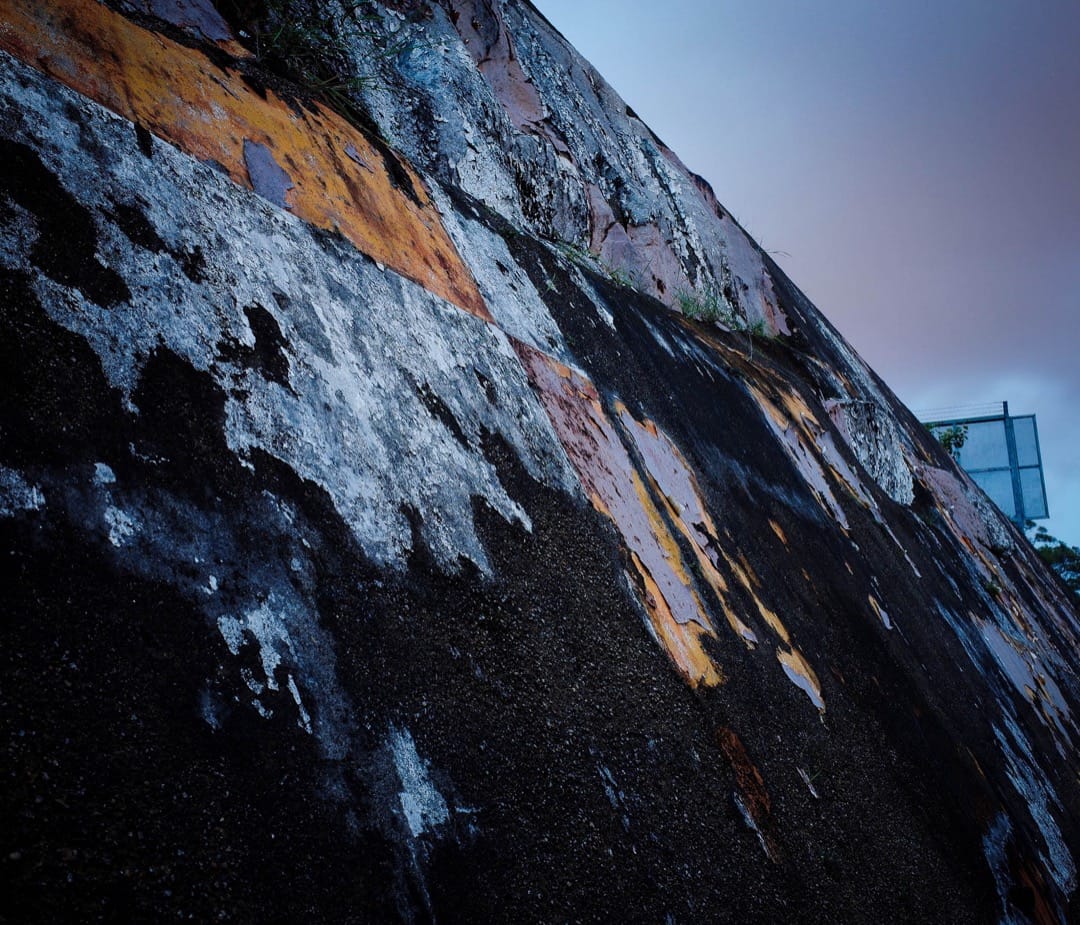 昔日格仔山上的斜坡漆有红白间格以供降落启德的飞机作目测标示之用,现时格仔仅只有少部分仍留有色彩。