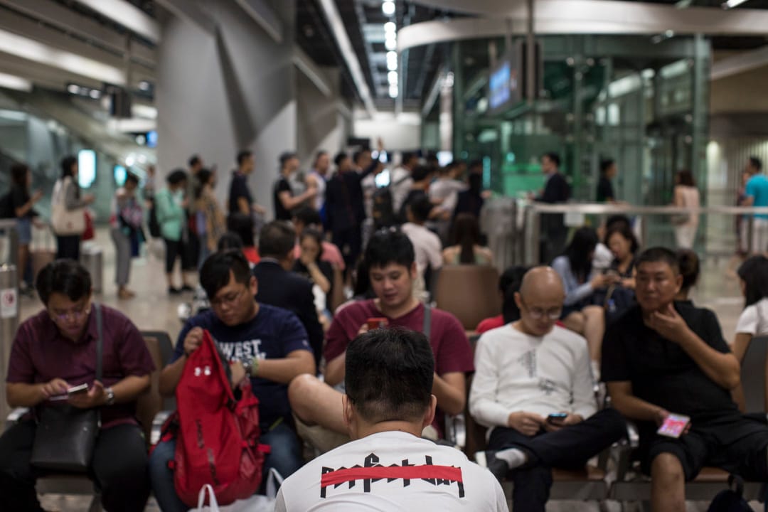 香港西九龍高鐵站的點票閘口旁椅子,乘客等候登車。