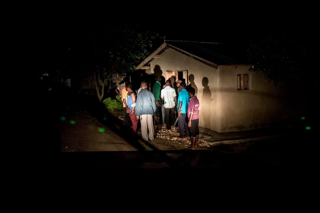 平民帶上大彎刀自發到被民主同盟軍搜掠過的民居尋找遺留的士兵。民眾近年飽受戰火蹂躪，對政府軍深感不滿，政府軍抵達時，民眾更向政府軍拋石頭。