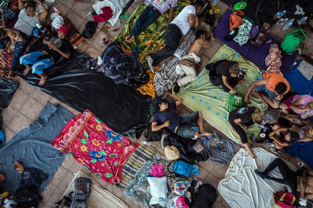 2018年10月25日，洪都拉斯移民大隊抵達墨西哥恰帕斯州後，晚上在皮希希亞潘市內的廣場休息。