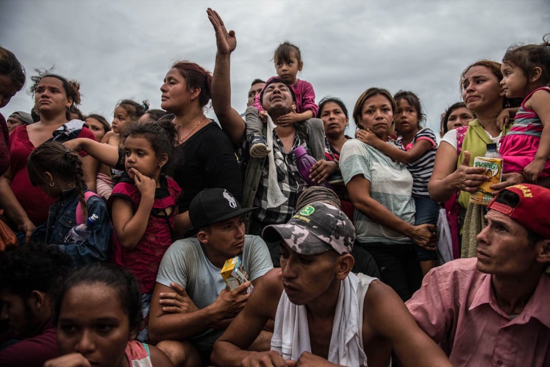 2018年10月19日，移民大隊在分隔危地馬拉與墨西哥的蘇恰特河上的邊境橋，等候墨西哥方面開閘過橋。墨西哥當局早前把這條來往危地馬拉的通道關閉。