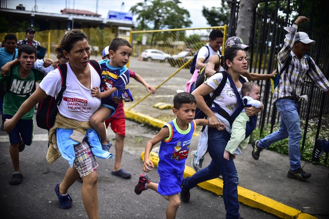 2018年10月19日，移民大隊剛從危地馬拉邊境突圍，向著接壤墨西哥的國際邊境橋奔跑。