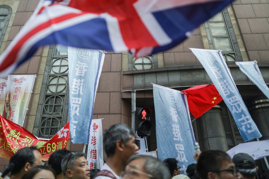 民阵十一游行队伍经过爱国团体,期间互相指骂。