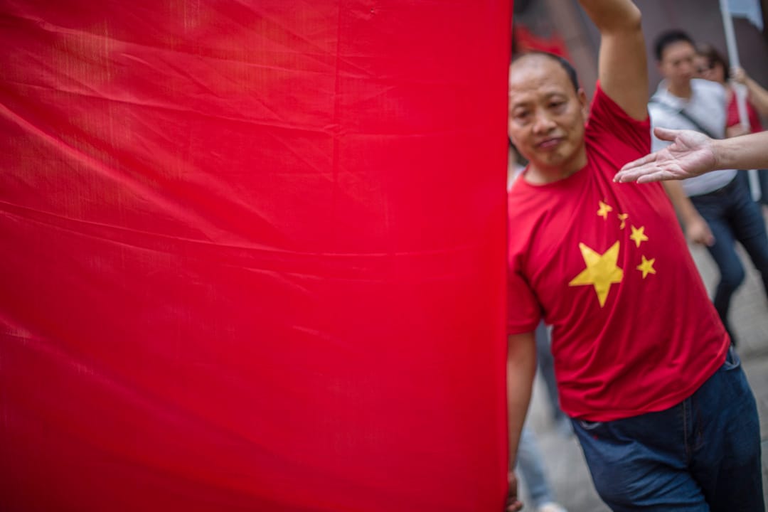 珍惜群组在民阵游行经过的路段摆置街站,挥动国旗,与经过的游行人士互相指骂。