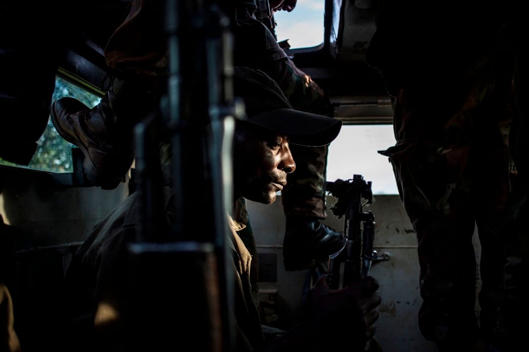 聯合國維和部隊中一名南非士兵正在Oicha市進行巡邏，防範民主同盟軍突襲。