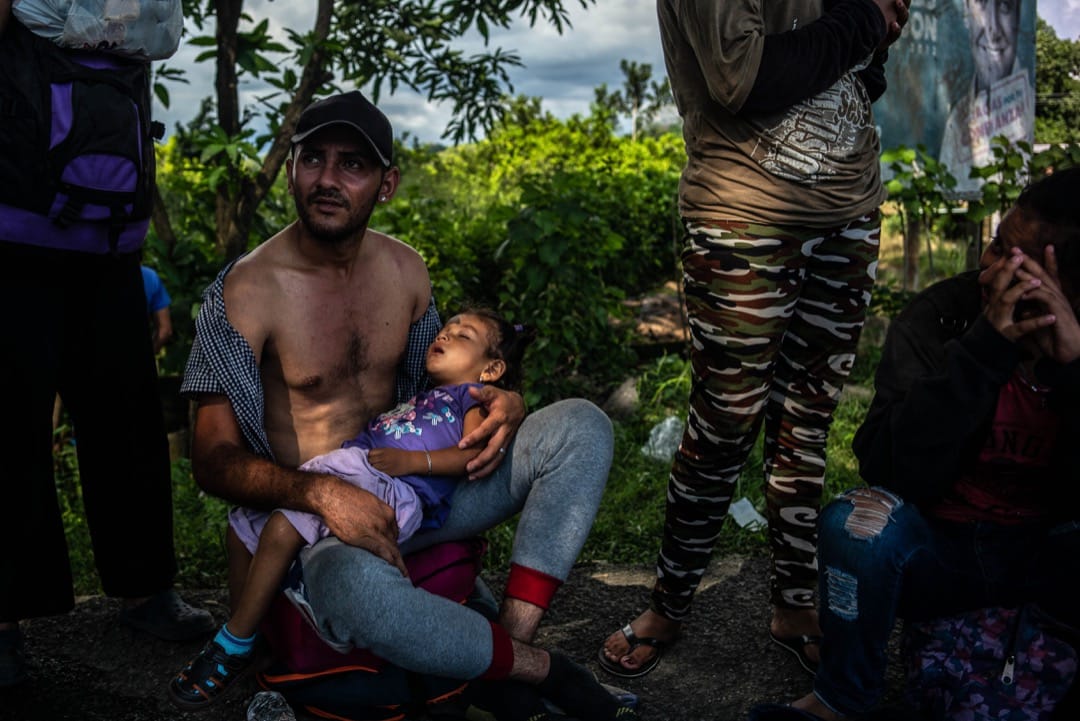 2018年10月22日，移民大隊正橫越墨西哥恰帕斯州，到塔帕丘拉鎮時在路旁坐下休息。